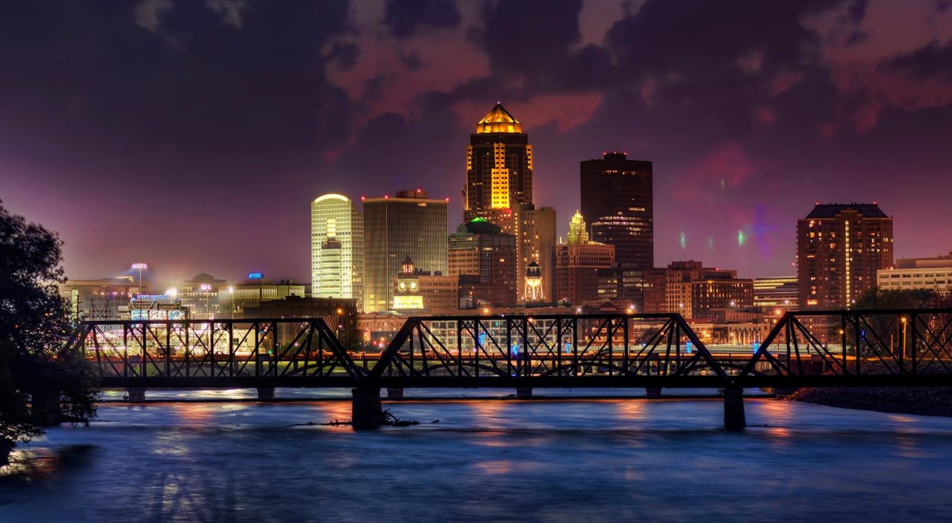 Des Moines, Iowa skyline at night